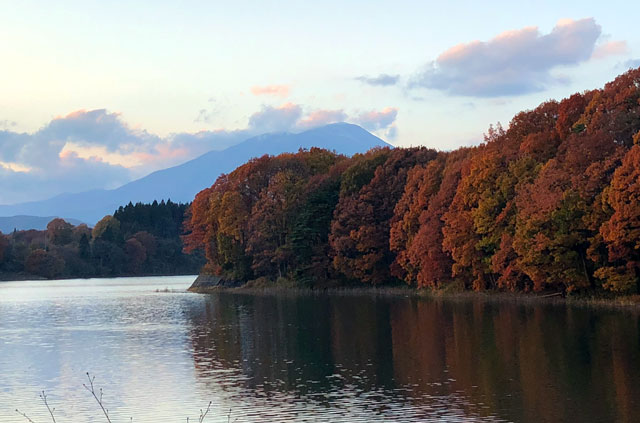 岩手山と四十四田ダムと紅葉